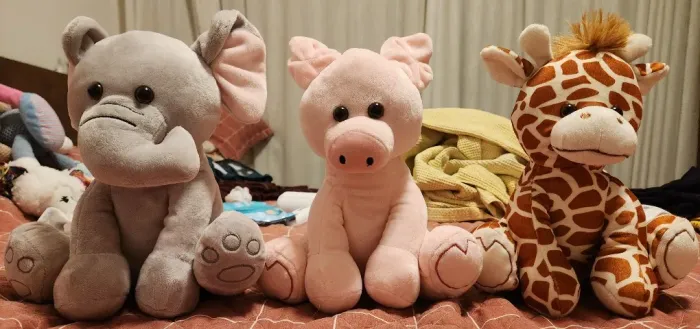 Kit 3 Pelúcias Buba: Elefantinho, Porquinho, Girafinha