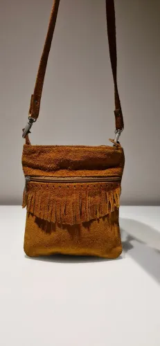 Bolsa de ombro marrom em camurça com franjas