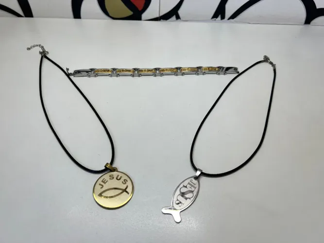Conjunto de 2 colares com pingentes religiosos 1 pulseira