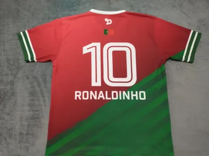 Camisa Oficial #10 Ronaldinho Portugal Dry World, tamanho M (53x68cm), made in EU.