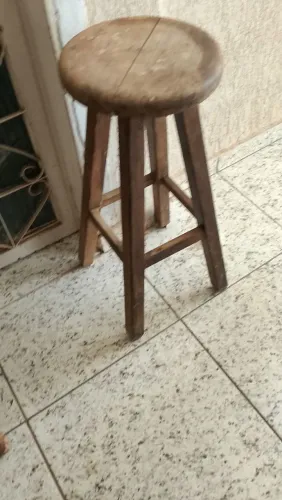 2 banquetas de madeiras