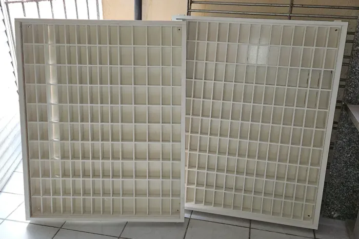 2 Expositor para 150 carrinhos.