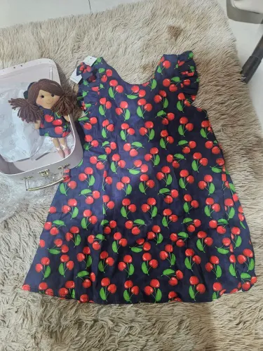 Vestido Infantil com boneca Estampado de Cerejas serve 6 a 8 anos