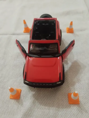 Miniatura Ford Bronco Conversível Fricção Vermelha - 12cm de Comprimento