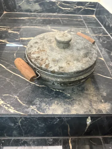 Panela de pedra vintage com tampa