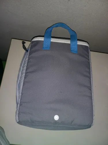Bolsa Térmica Cinza com Alça Azul - Perfeita para o Dia a Dia!