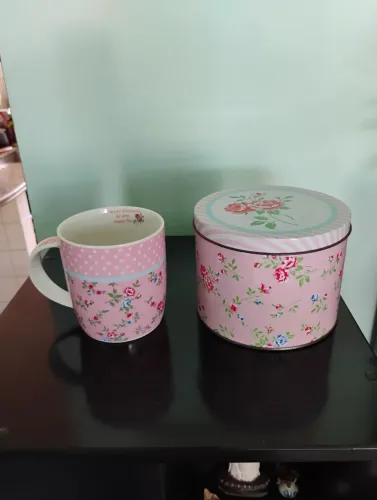 Caneca com desenho floral com frase no interior 