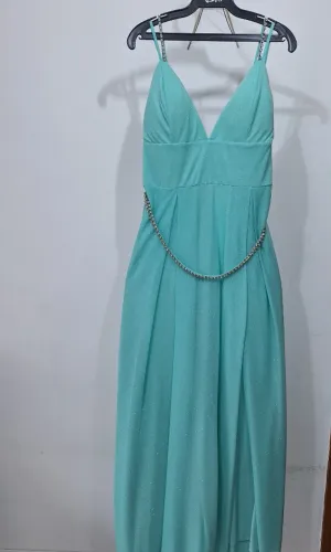Vestido de festa verde com cinto decorativo