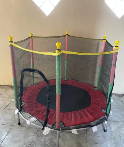 Cama elástica infantil com rede de proteção