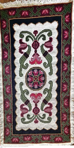 LINDO TAPETE ARTESANAL ESTILO ARRAIOLO