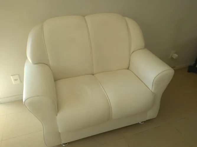 Sofá 2 lugares em couro branco