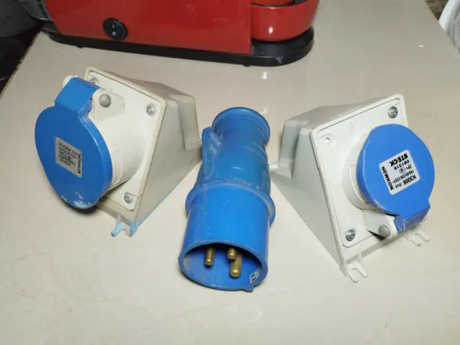 Tomadas e plugs industriais Newkon