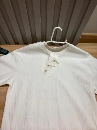 Camiseta Zara branca Ano Novo NUNCA USADA (Nova)