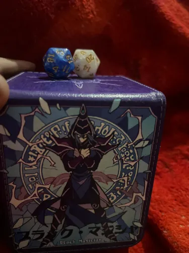 Caixa de Armazenamento para Cartas Yu-Gi-Oh! Mago Negro + 2 Dados D20