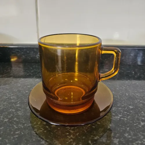 Xícara com Pires Duralex Âmbar Original - Peça Vintage de Colecionador