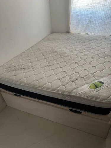 CAMA DE CASAL COM BAÚ BEGE COM COLCHÃO PERFEITO ESTADO