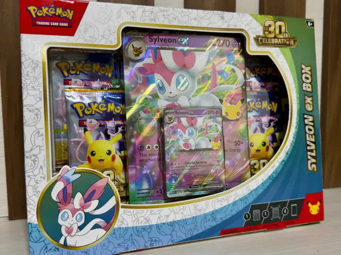 Pokémon TCG Sylveon ex Box - 30 Anos - Lacrado EN-US