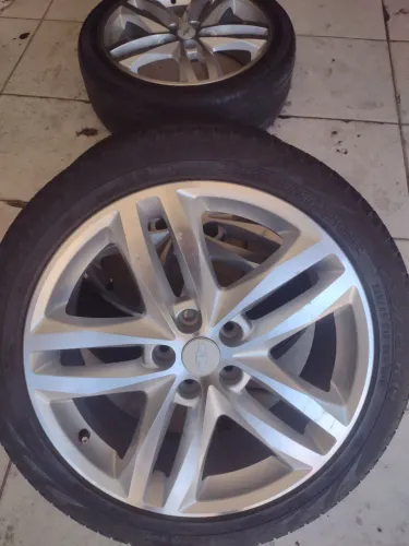 Jogo de roda aro 19 novo com pneu semi novos $ 3999