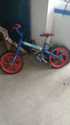 Bicicleta infantil ( precisando de algumas peças)