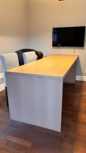 Mesa de escritório com gaveteiro incluso