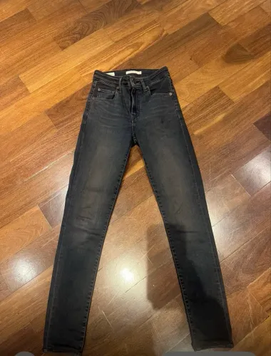 Calça Levis com elastano