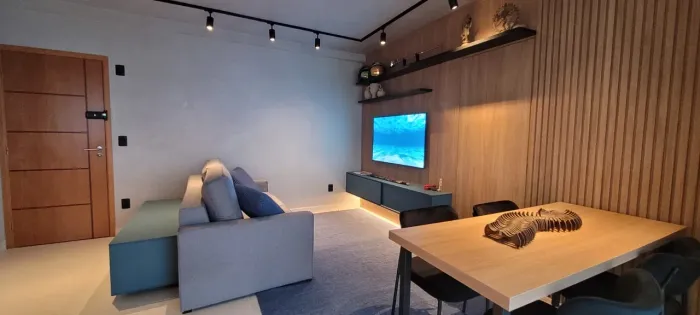 ALUGO APARTAMENTO DE 1 DORMITÓRIO, FINAMENTE DECORADO E MOBILIADO.