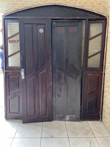 Portas e janela de madeira já com grades 