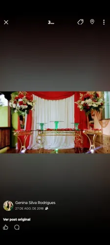 Mesa de decoração de um metro e vinte pé de ferro e tampo de vidro e duas mesinha redonda