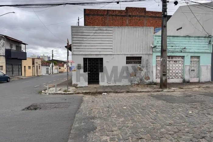 CASA A VENDA COM 3 QUARTOS NA LIBERDADE