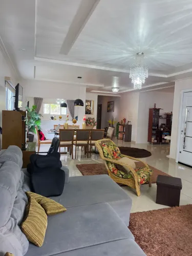Casa em condomínio com banho cachoeira