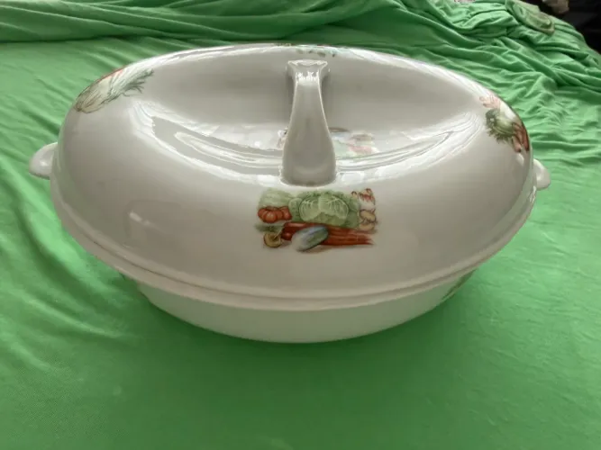 Sopeira antiga em porcelana com tampa decoração legumes