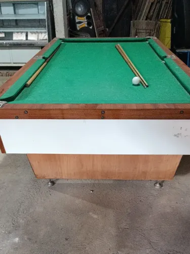 Vendo mesa de sinuca semi-nova.