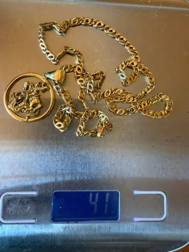 Cordão de ouro com medalha