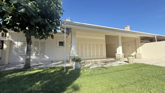 Casa à venda em Imbé - 2 suítes amplas, espaço gourmet, piscina, ambientes integrados! REF