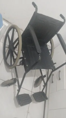 Cadeira de rodas em couro
