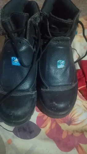 Bota pra vender toda boa numeração 40