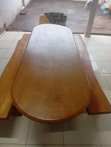 Mesa de madeira maciça