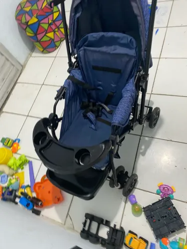 Carrinho de bebê azul marinho