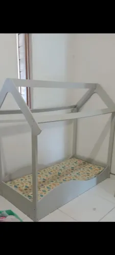 Cama montessoriana infantil 