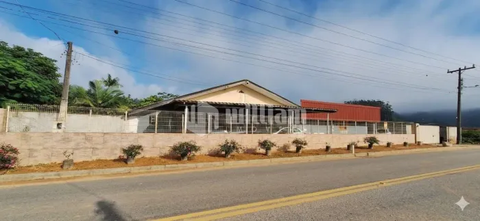 Galpão com casa, de frente para a Estrada Geral do Moura, Canelinha.