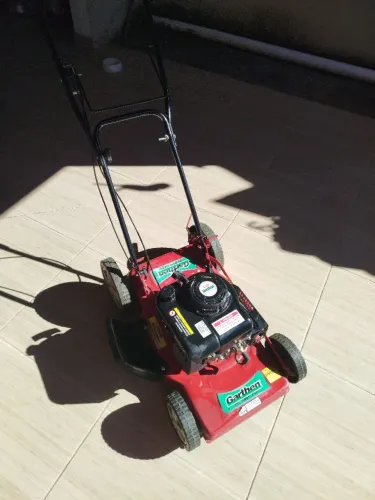 Cortador de grama à gasolina