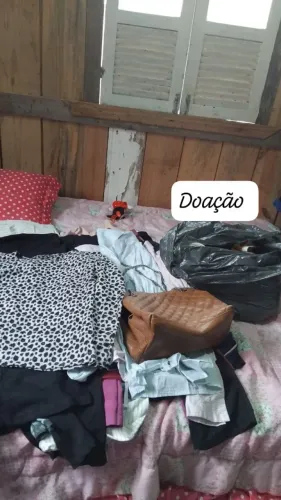 Venda e doação: combo de roupas femininas M,G, bolsa e junto vai 1 saco de doação roupas