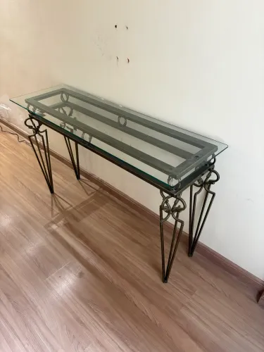 Aparador Clássico e Elegante - Estrutura Robusta em Ferro e Vidro Espesso