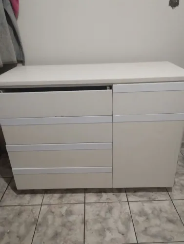 Cômoda branca de MDF super resistente , apenas faltando um puxador. 1,20 x 92 cm