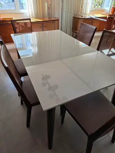 Mesa seminova, 6 lugares! Tamanho: 1,80x1,0. Cadeiras não inclusas.