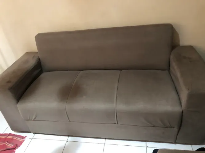 Sofá três lugares com puf 
