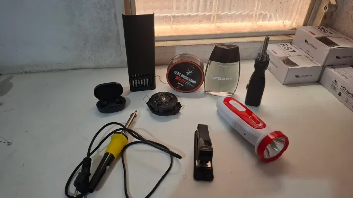 desapego ds itens (perfume, fone, chaves, cooler, solda, grampeador, pomada, lanterna)