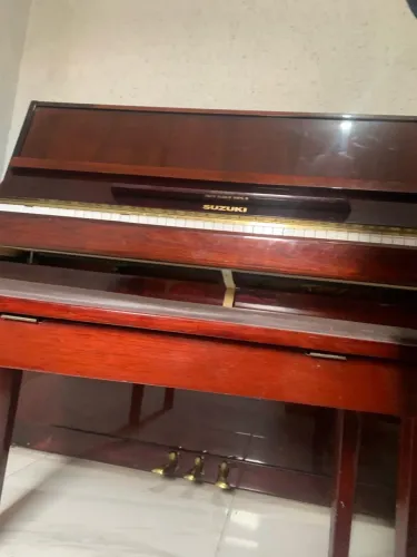 vendo piano vertical da marca Suzuki