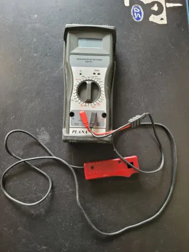 Planatc ADM-8700, um multímetro e analisador digital de motores automotivos.