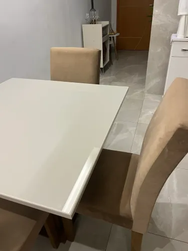 Vende mesa de jantar, quadrada com 4 cadeiras